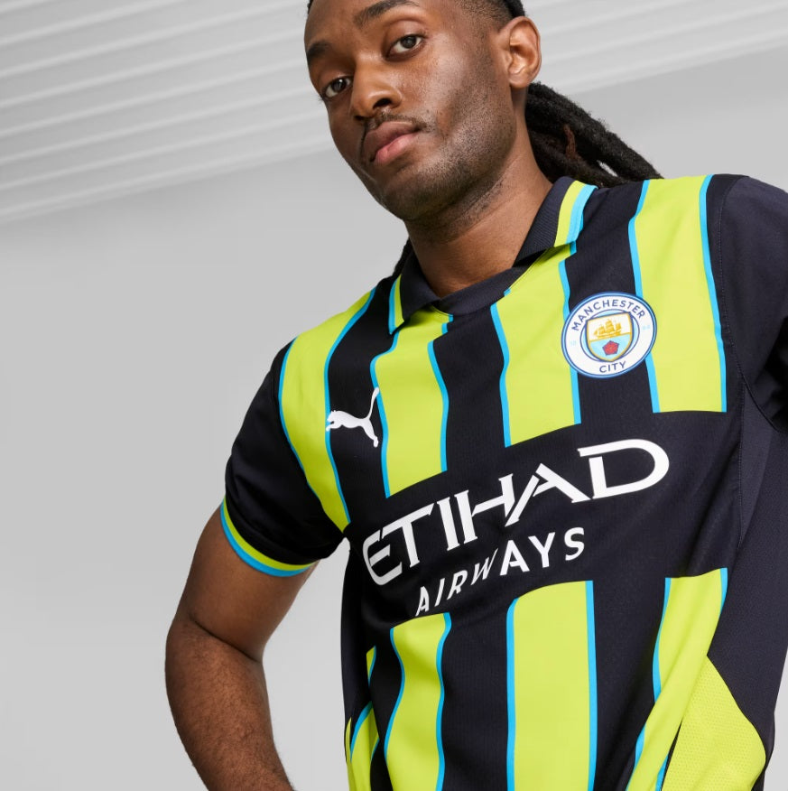 Retrato de medio cuerpo en contrapicado mostrando el ajuste ergonómico y el cuello del jersey PUMA Manchester City Authentic Match Away 2024/25 de Haaland (Ref. 775085 02) en Futbol90MX
