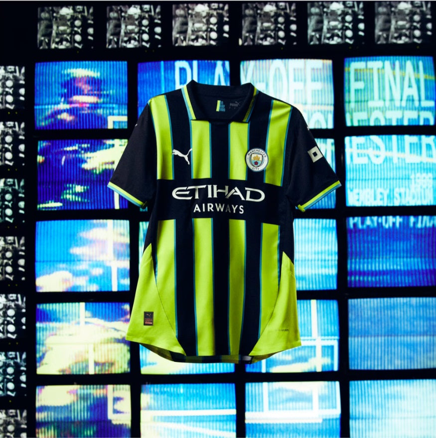 Vista frontal completa del jersey PUMA Haaland Manchester City Authentic Match Away 2024/25 (Ref. 775085 02) exhibido sobre un fondo conceptual de pantallas vintage en Futbol90MX