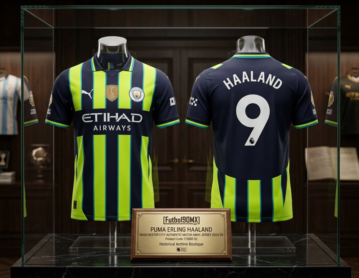 Exhibición museográfica del jersey PUMA Erling Haaland Manchester City Authentic Match Away 2024/25 (Ref. 775085 02) en vitrina de la Historical Archive Boutique de Futbol90MX