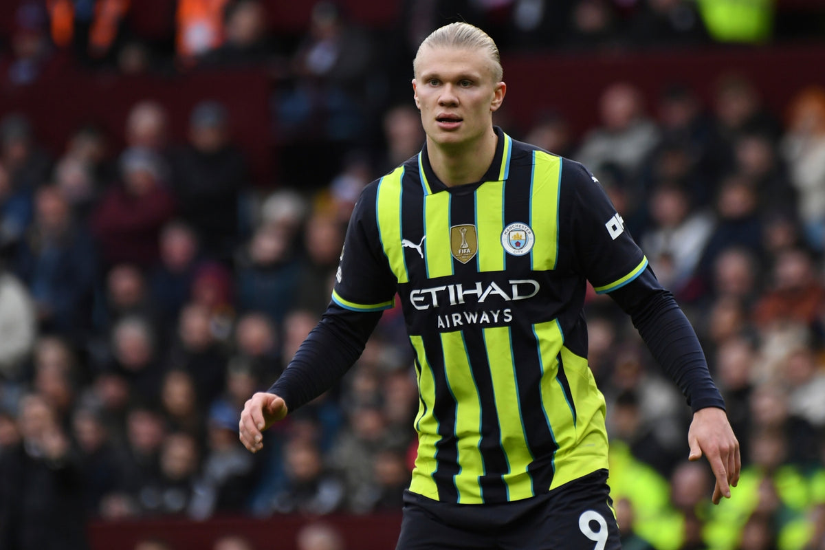 Erling Haaland en pleno partido luciendo el jersey PUMA Manchester City Authentic Away UCL 2024/25 con el parche dorado FIFA World Champions en el pecho (Ref. 775085 02) en Futbol90MX