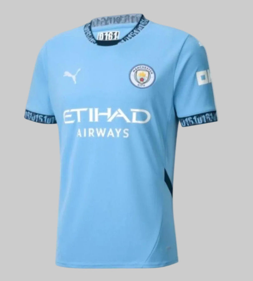 Puma Erling Haaland Manchester City Home Jersey 2024/25 (Ref. 775075 01), vista frontal en color City Blue con detalles blancos "0161" y patrocinio Etihad Airways en Futbol90MX