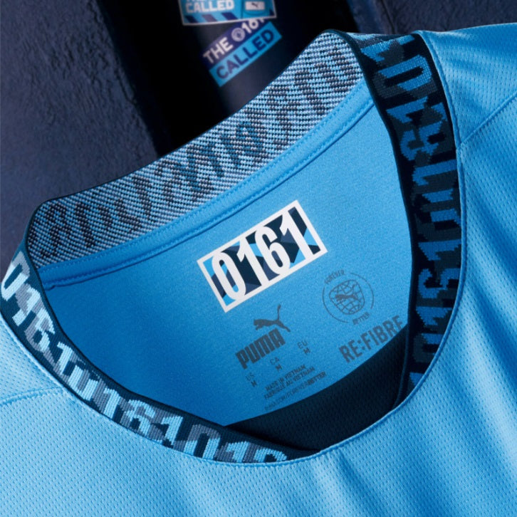 Primer plano del cuello interior y la etiqueta gráfica con el código numérico 0161 de la camiseta Manchester City Home de Haaland (Ref. 775075 01) en Futbol90MX.