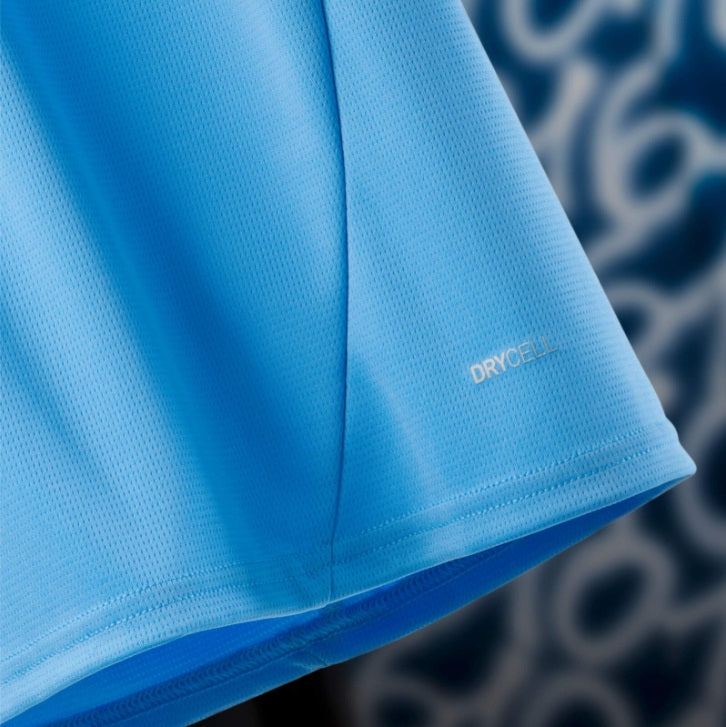 Detalle del sello técnico dryCELL y costuras en el dobladillo de la camiseta Manchester City Home 2024/25 de Erling Haaland en Futbol90MX