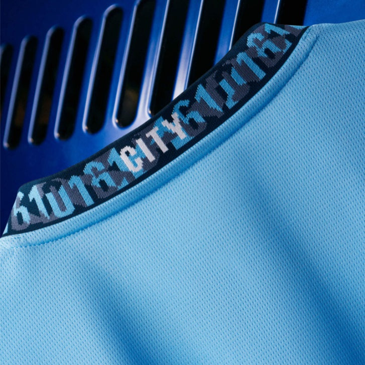 Primer plano del patrón gráfico "0161" en el ribete del cuello de la camiseta Puma Haaland Manchester City Home UEFA Champions League 2024/25 en Futbol90MX