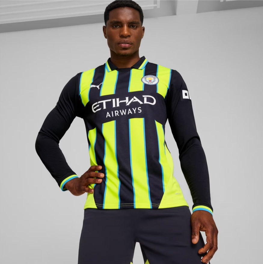 Modelo en vista frontal de medio cuerpo portando el jersey de manga larga de Visita del Manchester City 2024/25 de Erling Haaland (Ref. 775087 02) en Futbol90MX
