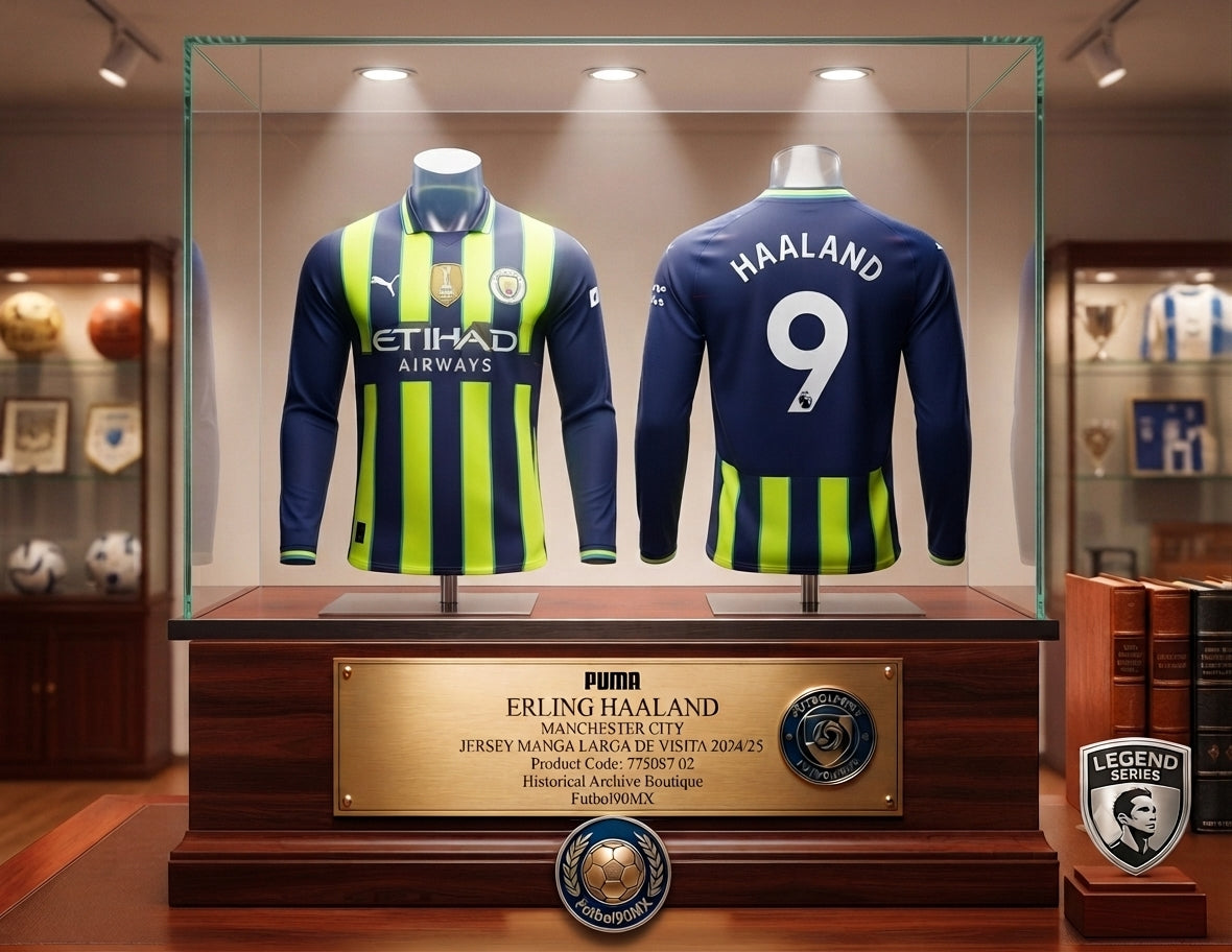Vista de Museo del Jersey de manga larga de Erling Haaland #9 del Manchester City 2024/25 (Ref. 775087 02) exhibido bajo los estándares museísticos de la Historical Archive Boutique