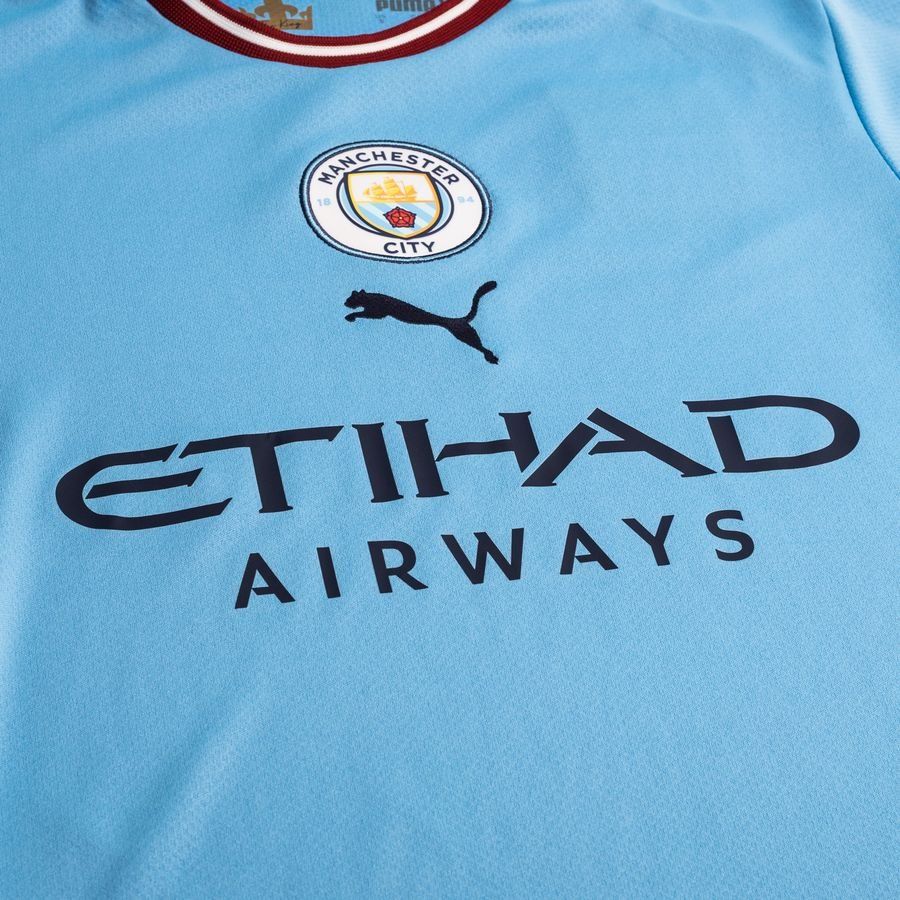 Escudo de Manchester City y Puma logo bordados en centro del pecho del jersey de Manchester City 2022/23 UCL Gundogan