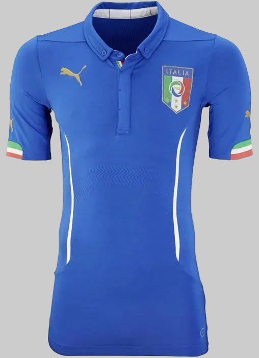 Perspectiva frontal del jersey Azzurro mostrando el corte Ultra-Slim Fit y los logotipos de Puma en color dorado aplicados técnicamente, disponible en Futbol90MX
