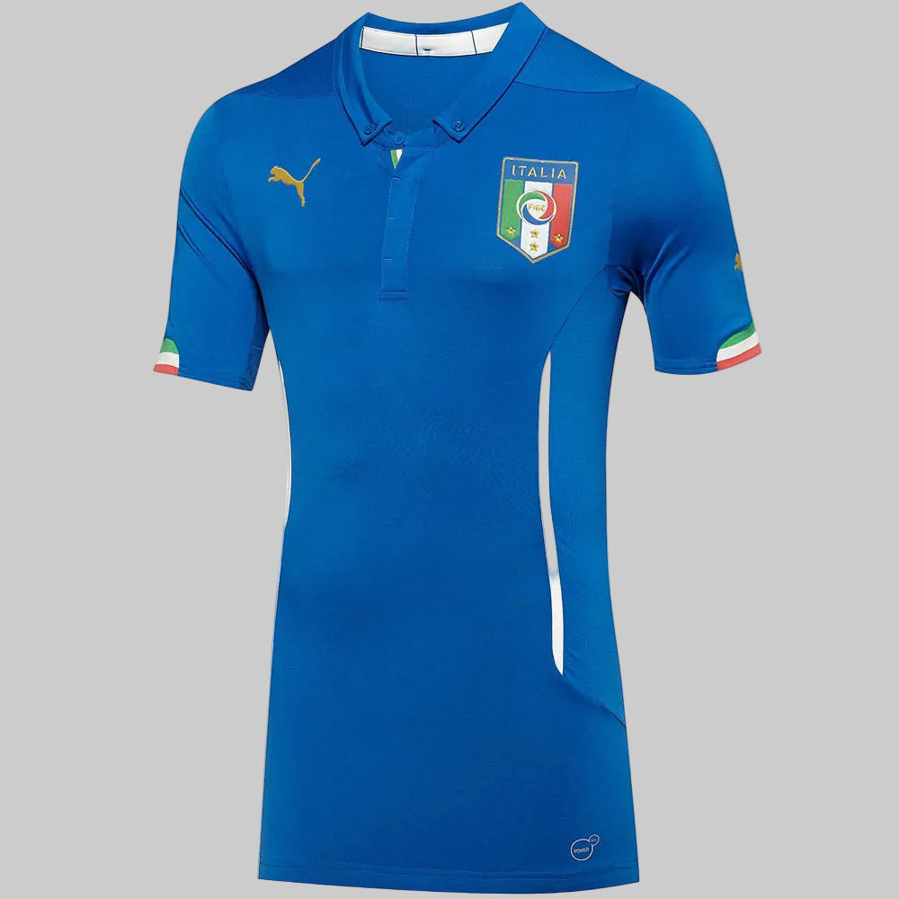 Primer plano del cuello tipo polo con botones ocultos y el escudo de la selección italiana aplicado por transferencia térmica de alta densidad para la versión de juego.