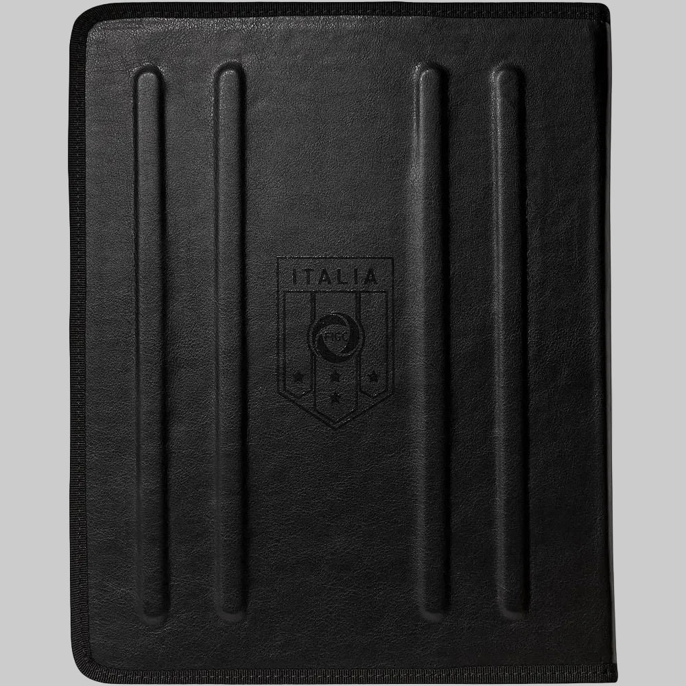 Fotografía del estuche de presentación técnico original de Puma con el escudo de la FIGC en relieve, resaltando el estatus de Vault Status del activo.