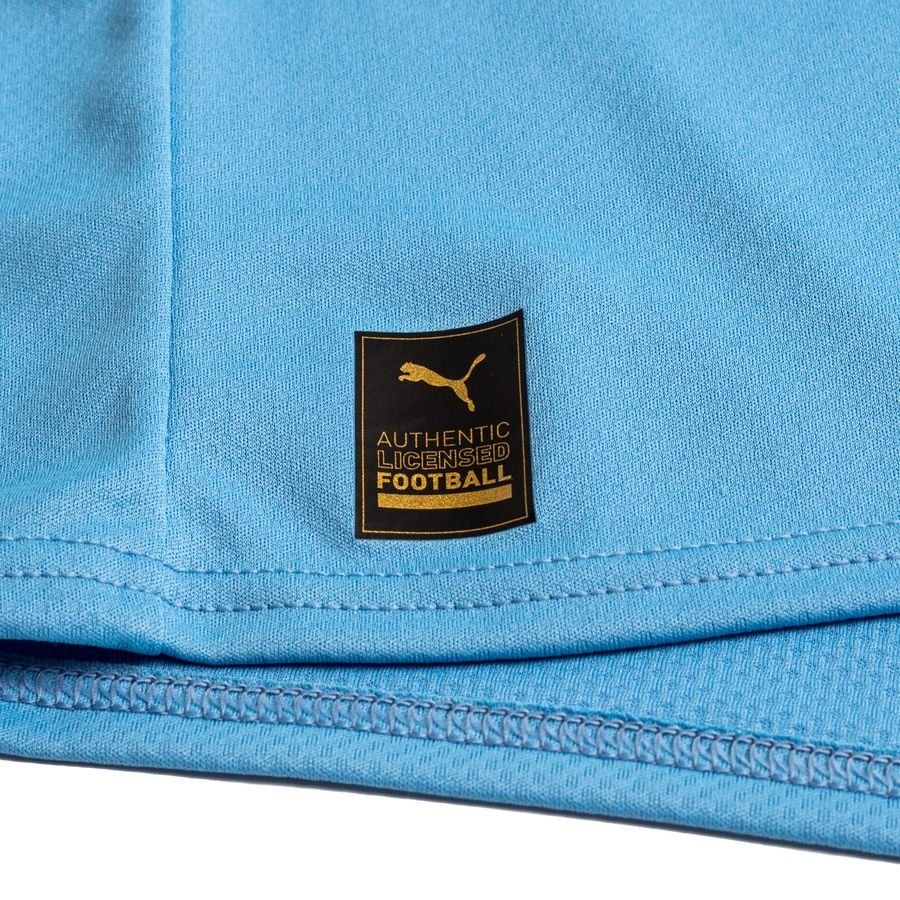 Detalle del parche Authentic Licensed Product y tecnología dryCELL de Puma en el dobladillo inferior del jersey del Manchester City 2022/23.