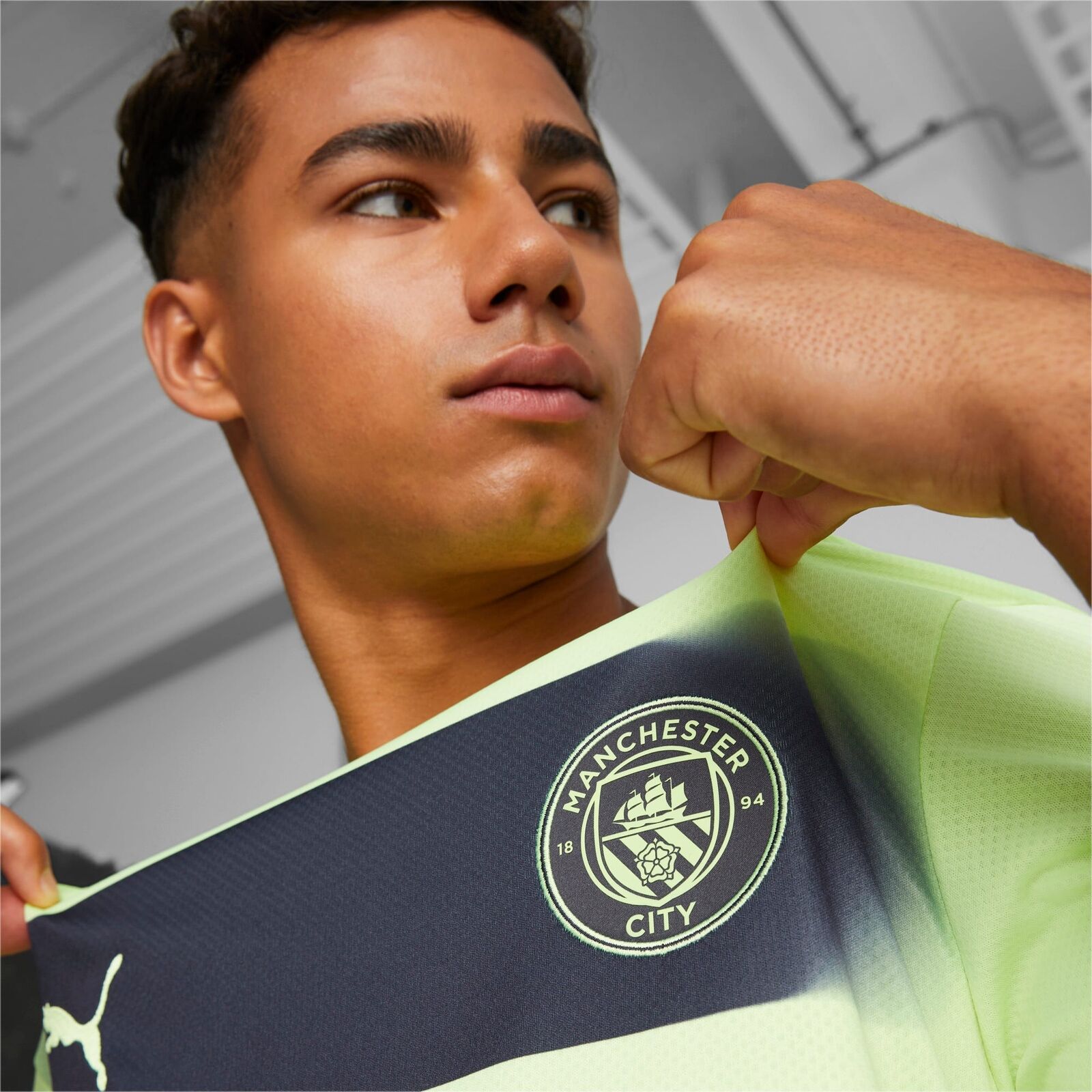 Escudo del Manchester City bordado con precisión en el jersey tercero oficial PUMA UEFA Champions League 2022/23 de Kevin de Bruyne