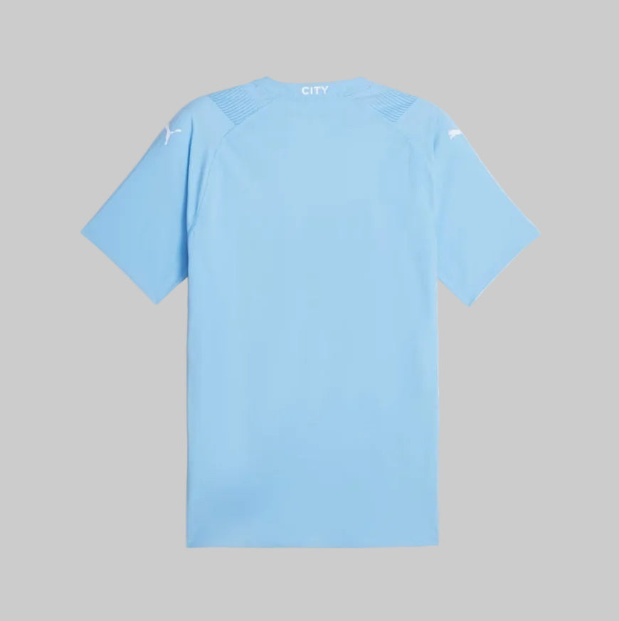 Vista posterior del jersey authentic match de casa del Manchester City 23/24, destacando el corte atlético Slim Fit y el cuello con detalles blancos.