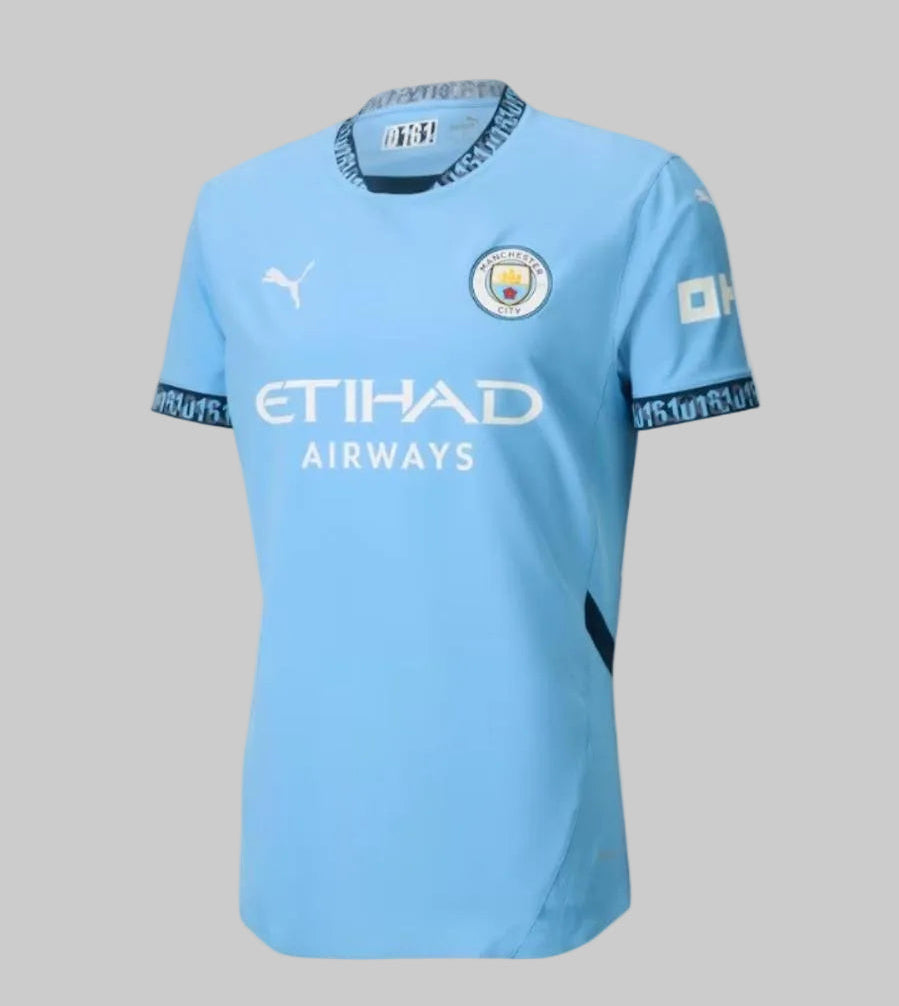 Vista frontal de estudio del jersey Puma Manchester City Authentic Match Home 2024/25 (Ref. 775050 01) con escudo y patrocinador, disponible  en Futbol90MX