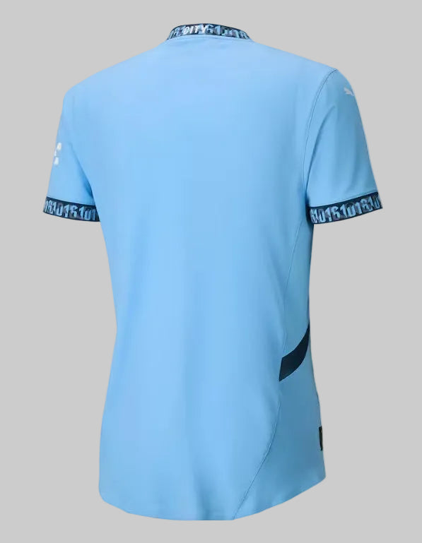 Vista posterior del Jersey Puma Manchester City Authentic Match Home 2024/25 (Ref. 775050 01) mostrando el diseño de espalda en la Historical Archive Boutique de Futbol90MX