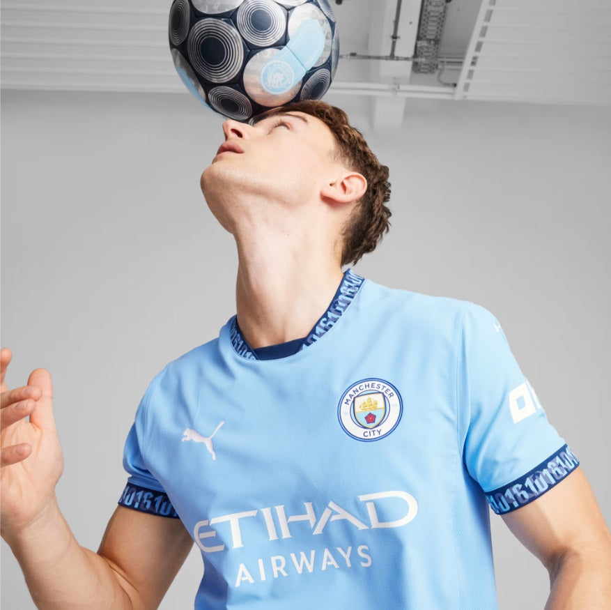 Jugador dominando un balón con la cabeza vistiendo el jersey de local Puma Manchester City Authentic Match 2024/25 (Ref. 775050 01) en Futbol90MX