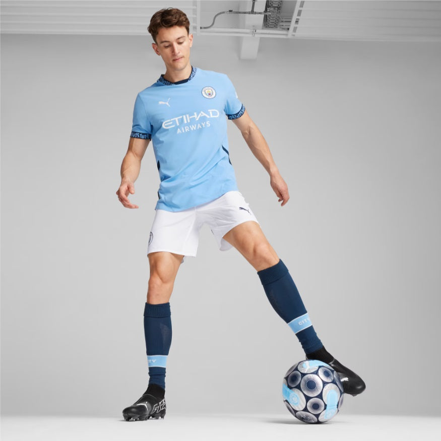 Jugador modelando el uniforme completo de local del Manchester City para la temporada 2024/25 (Ref. 775050 01) en Futbol90MX