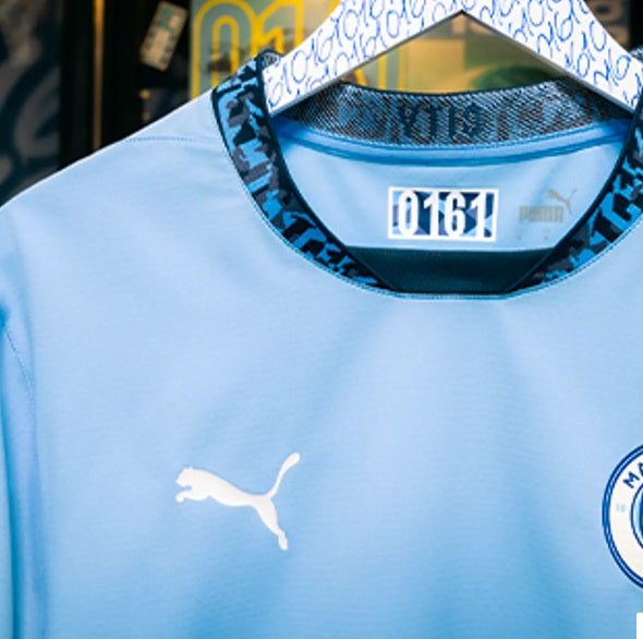 Detalle del cuello y logotipo PUMA en la camiseta Puma Manchester City Authentic Match Home 2024/25 (Ref. 775050 01) en Futbol90MX