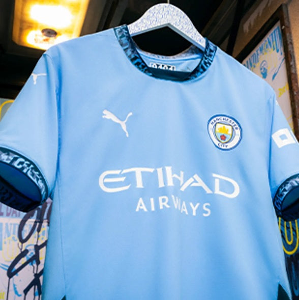 Vista frontal superior del jersey Puma Manchester City Authentic Match 2024/25 (Ref. 775050 01) con escudo del club y Etihad Airways en Futbol90MX
