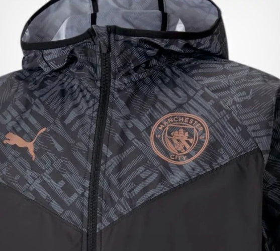 Primer plano del pecho en la chamarra Puma Manchester City 2020/21 (Ref. 758699 02) de Futbol90MX, mostrando el escudo termosellado de alta definición y el logotipo Puma Cat