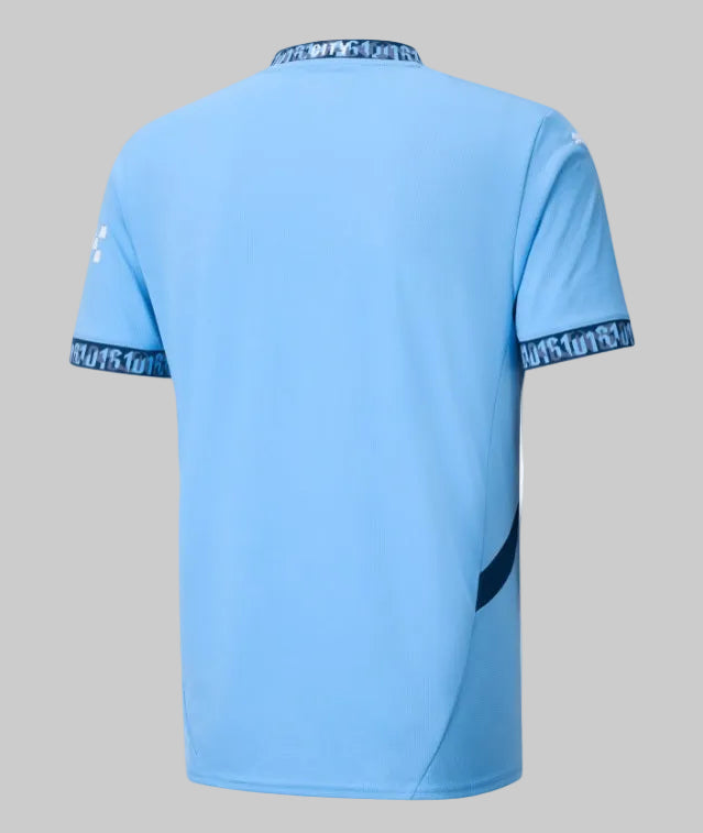 Vista posterior de la camiseta Puma Manchester City Home 2024/25 (Ref. 775075 01) en tono celeste limpio con acabado de archivo en Futbol90MX