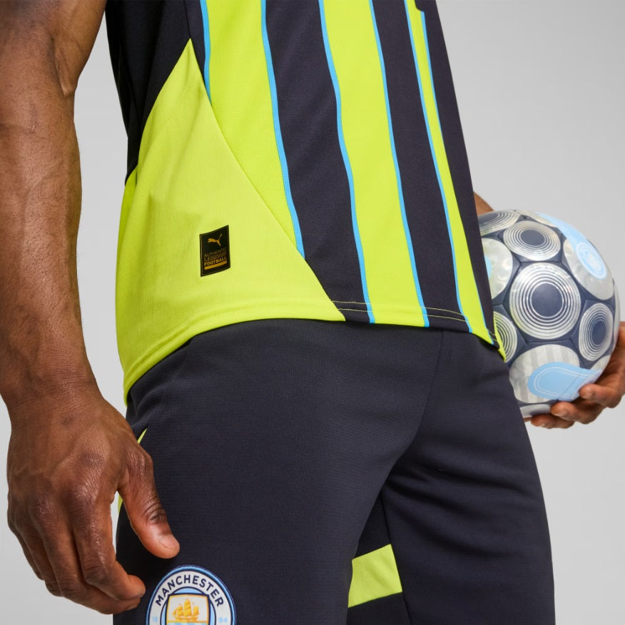 Primer plano de la etiqueta de autenticidad dryCELL en el Puma Manchester City Jersey de Visita 2024/25, código 775086 02 - Futbol90MX.
