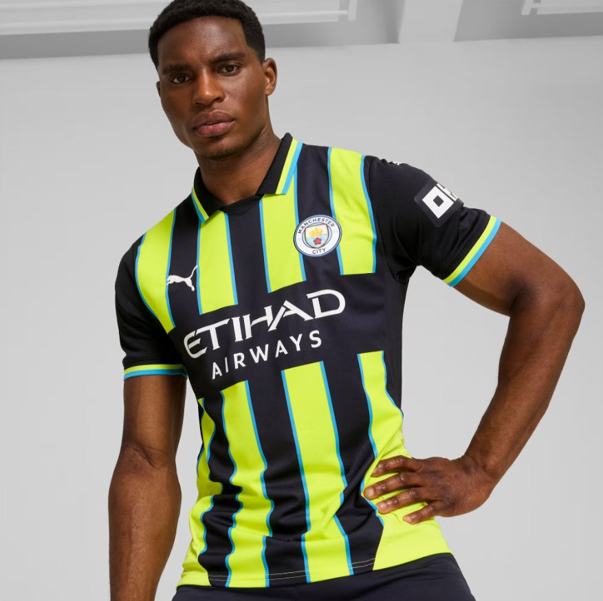 Primer plano de modelo luciendo el Puma Manchester City Away Jersey 2024/25, ref 775086 02 - Futbol90MX.