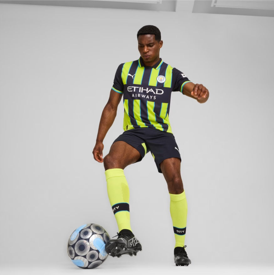 Jugador vistiendo el completo Puma Manchester City Jersey de Visita 2024/25 con short y medias, código 775086 02 - Futbol90MX.