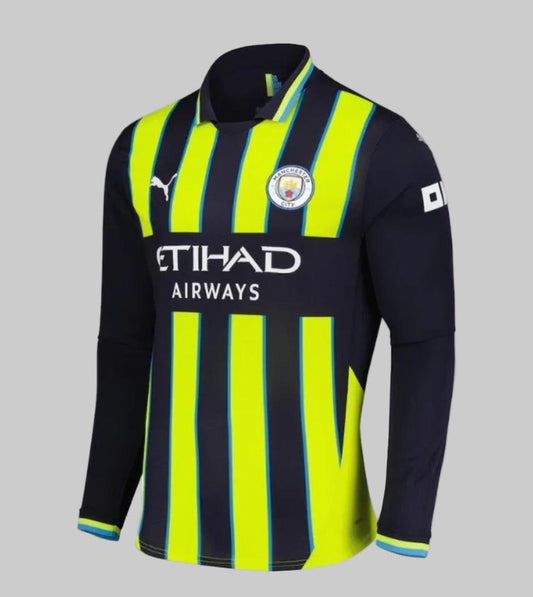 Vista frontal de la camiseta Puma de visitante de manga larga del Manchester City 2024/25 (Ref. 775087 02) en Futbol90MX, mostrando el diseño con franjas verticales amarillas y base azul marino