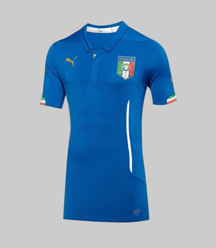 Jersey de fútbol Puma Italia 2014 versión Authentic Match ACTV, dorsal #9 Mario Balotelli, vista frontal en ángulo sobre fondo blanco de estudio, disponible en Futbol90MX