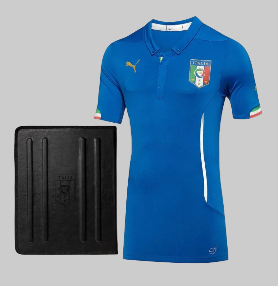 Jersey de fútbol Puma Italia 2014 versión Authentic Match ACTV, dorsal #9 Mario Balotelli, vista frontal en ángulo con estuche tecnico para Ipad, disponible en Futbol90MX