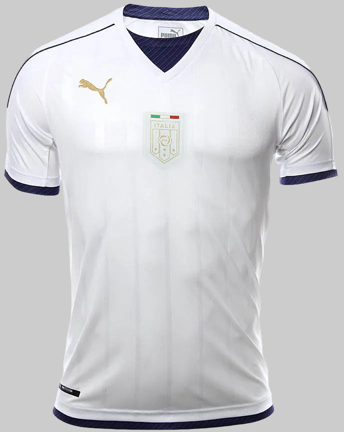Primer plano del escudo de la FIGC Italia con 4 estrellas doradas bordado en el centro del pecho sobre el jersey blanco 2016/17.