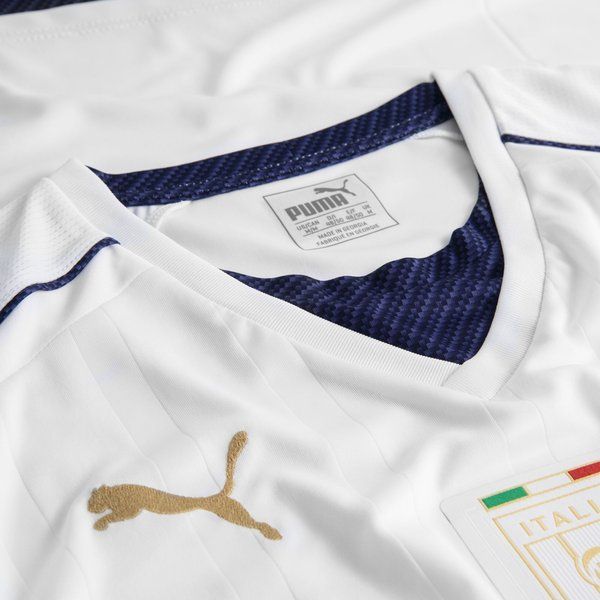 Vista del cuello  con inserción de raya diplomática y el logotipo de Puma dorado en el pecho derecho del jersey de Italia.