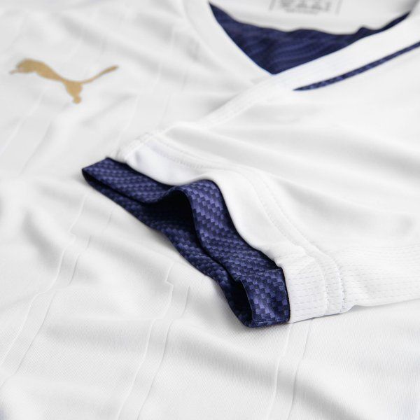 Jersey con etiquetas originales Puma y código de autenticidad 749575 04, confirmando el estado nuevo con etiquetas (NWT) de esta pieza de colección.
