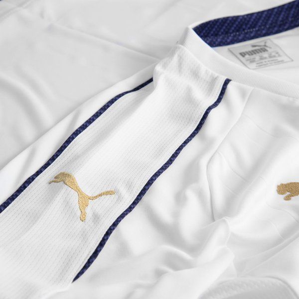Acercamiento al tejido técnico dryCELL con líneas verticales sutiles, diseñado por Puma para la transpirabilidad de alto rendimiento."