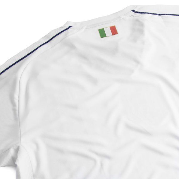 Detalle de la bandera italiana (Il Tricolore) en la parte posterior del cuello, resaltando la identidad nacional y la calidad de la prenda.