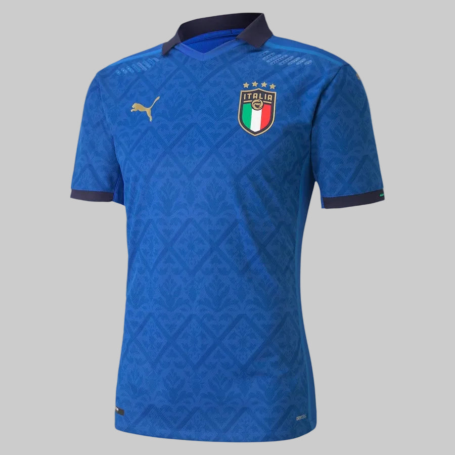 Detalle de la parte frontal del jersey Puma Italia Home Euro 2020/21 de Baggio, destacando el escudo de la FIGC, el logotipo de Puma y el dorsal número 10 en Futbol90MX