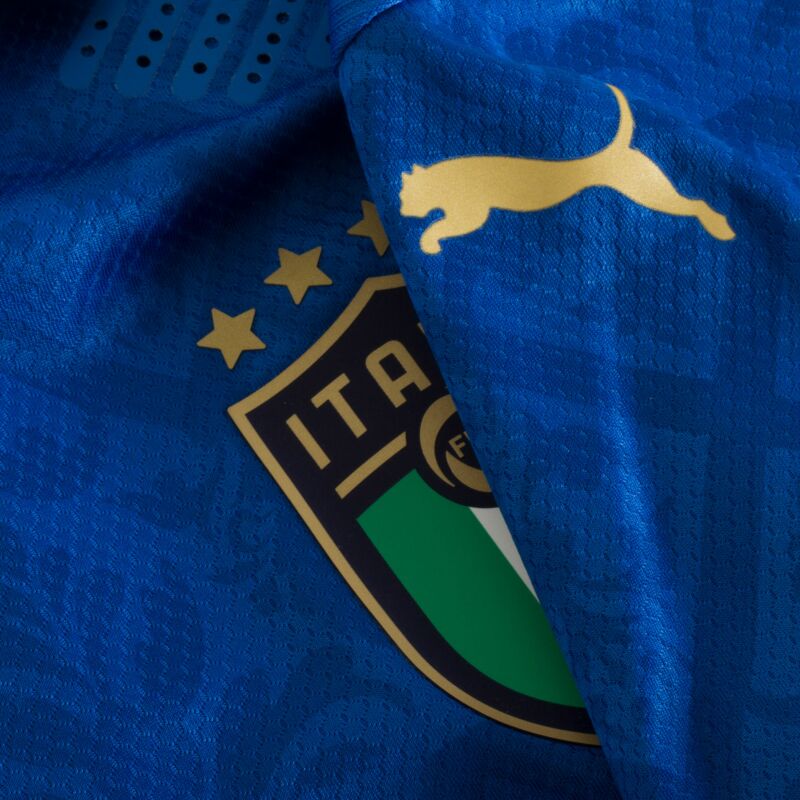 Detalle de cerca que muestra el escudo termoadhesivo de Italia y el logotipo dorado de Puma sobre el tejido azul con textura en el Jersey AUthentic Match de Baggio Italia Euro 2020 en Futbol90MX