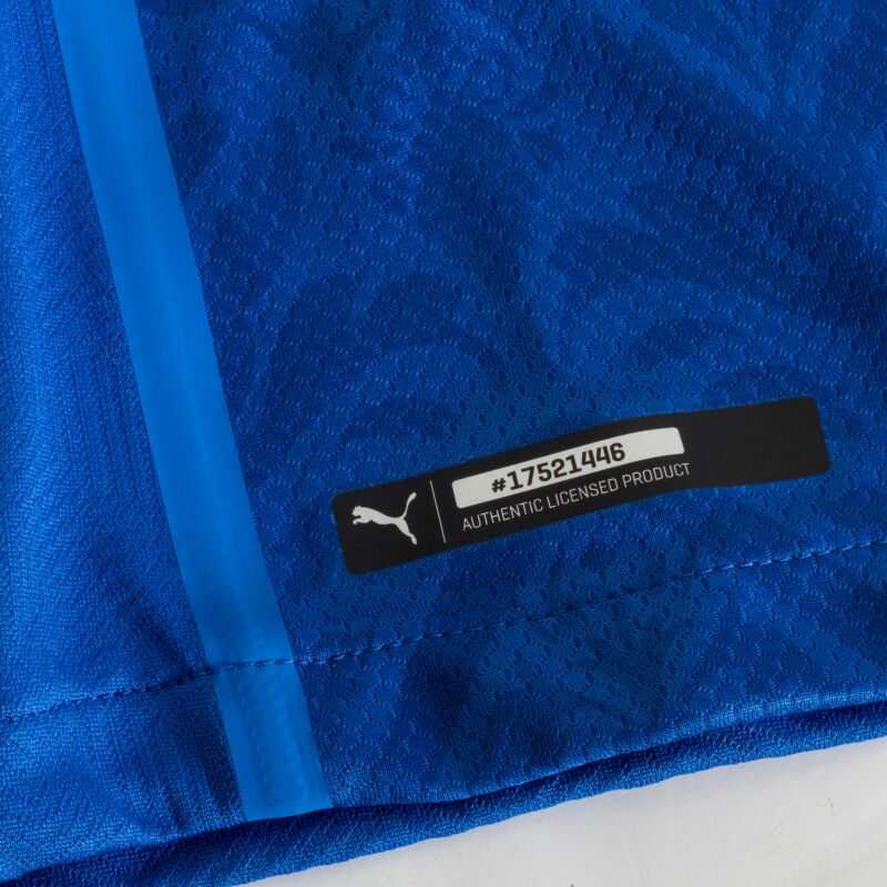 Detalle de la etiqueta de autenticidad de Puma con número de serie en el dobladillo inferior del jersey Authentic Match de Baggio de Italia en Futbol90MX