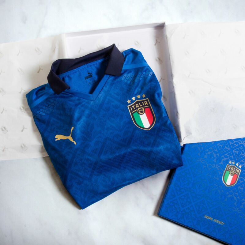 Jersey Puma Roberto Baggio Italia Authentic Home Euro 2020 21 cuidadosamente doblado saliendo de su caja de presentación oficial con papel de seda en Futbol90MX.