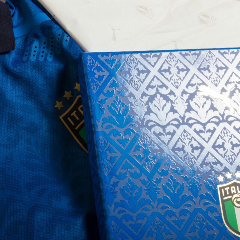 Vista parcial de la caja especial y el tejido de la equipación Puma Italia Authentic Home con el patrón renacentista y el escudo nacional en Futbol90MX