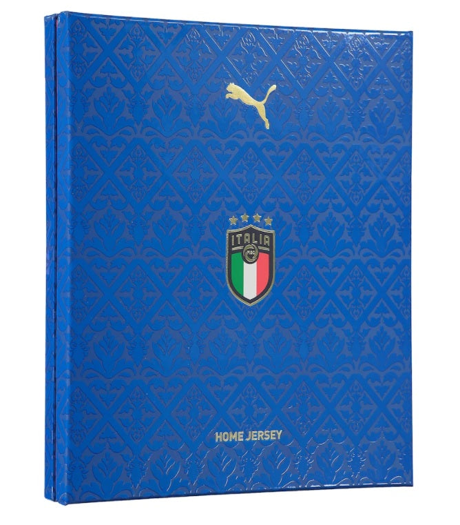 Caja de presentación azul con diseño renacentista grabado, logotipo de Puma dorado, escudo de Italia y la leyenda "HOME JERSEY" en Futbol90MX