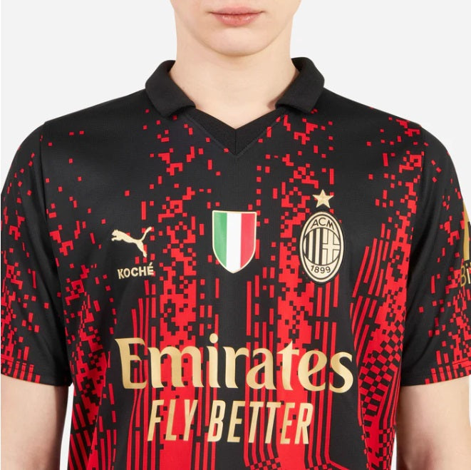 Detalle del escudo del AC Milan bordado y parche de Campeón de Italia (Scudetto) sobre el patrón digital de 8 bits de la colaboración PUMA x KOCHÉ.