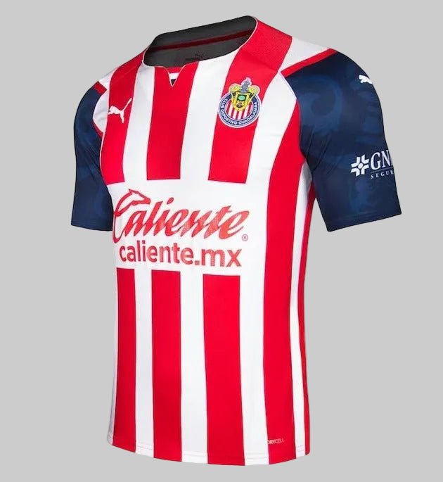 Detalle de las mangas azul marino del jersey Chivas 2021/22 con patrón gráfico tonal de inspiración tapatía y patrocinador GNP Seguros