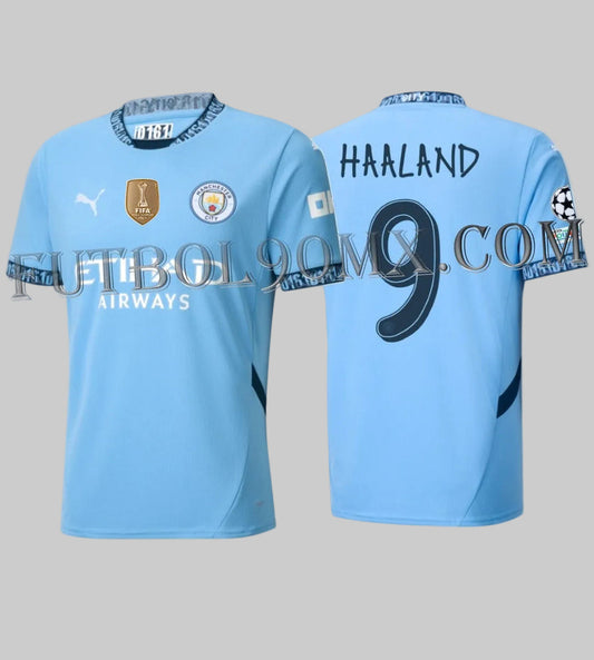 Vista dual frontal con parche FIFA CWC y posterior con personalización HAALAND 9 y parches de UEFA Champions League de la camiseta Puma Manchester City Home 2024/25 (Ref. 775075 01) disponible en Futbol90MX