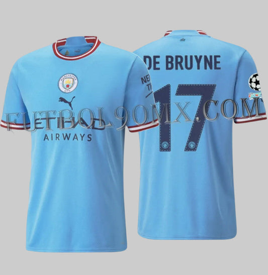 Jersey con Personalización oficial de Champions League DE BRUYNE número 17 en tipografía geométrica del Manchester City 2022/23 Puma 765710 01, temporada del Triplete 