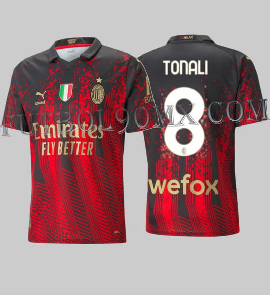 Vista dual del cuarto jersey AC Milan x KOCHÉ 2022-23 en exhibición. Frente con el Scudetto de campeón y logos dorados; dorsal oficial de Sandro Tonali #8 con tipografía de la Serie A. Producto de archivo Futbol90MX Puma 773362 01