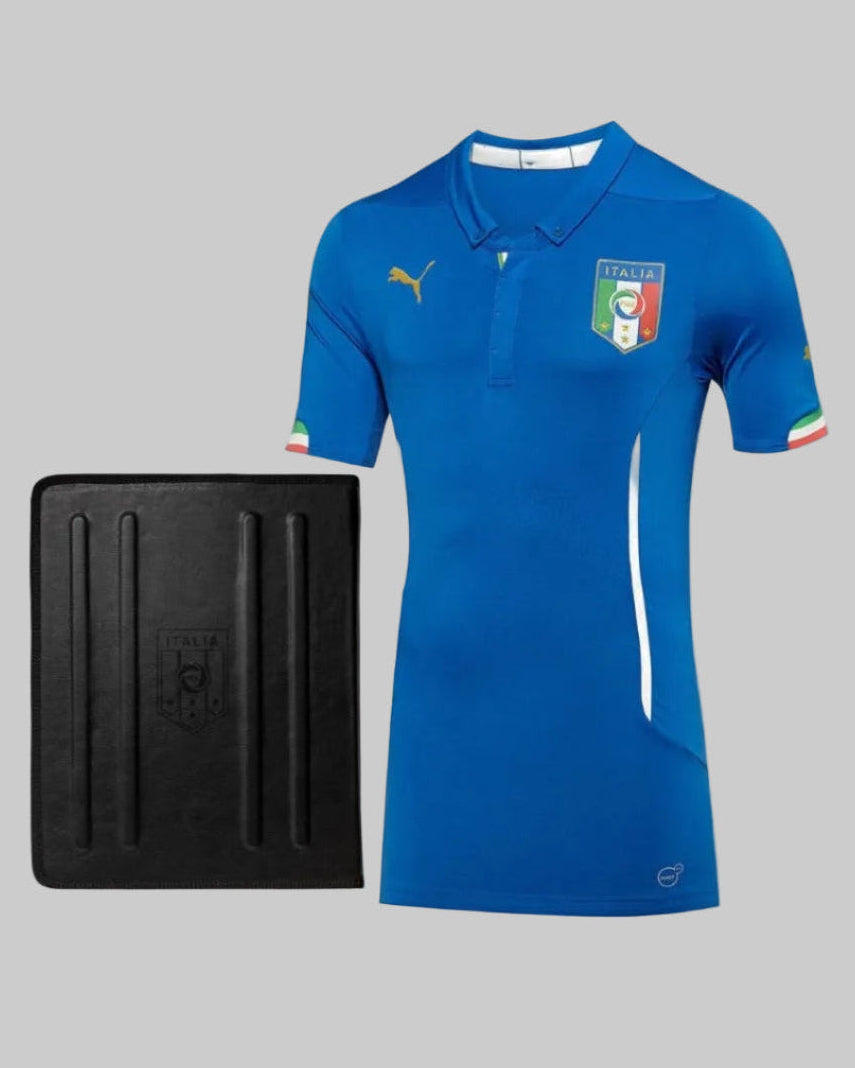 Vista lateral del jersey Puma Italia Authentic Match ACTV de Local para La Copa Mundial FIFA 2014 con estuche tecnico, en Futbol90MX