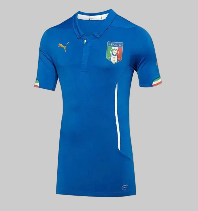 Vista de Perfil del jersey de Italia 2014 que resalta la ingeniería dryCELL y los paneles de ventilación laterales para alto rendimiento, Puma 744287 01 disponible en Futbol90MX