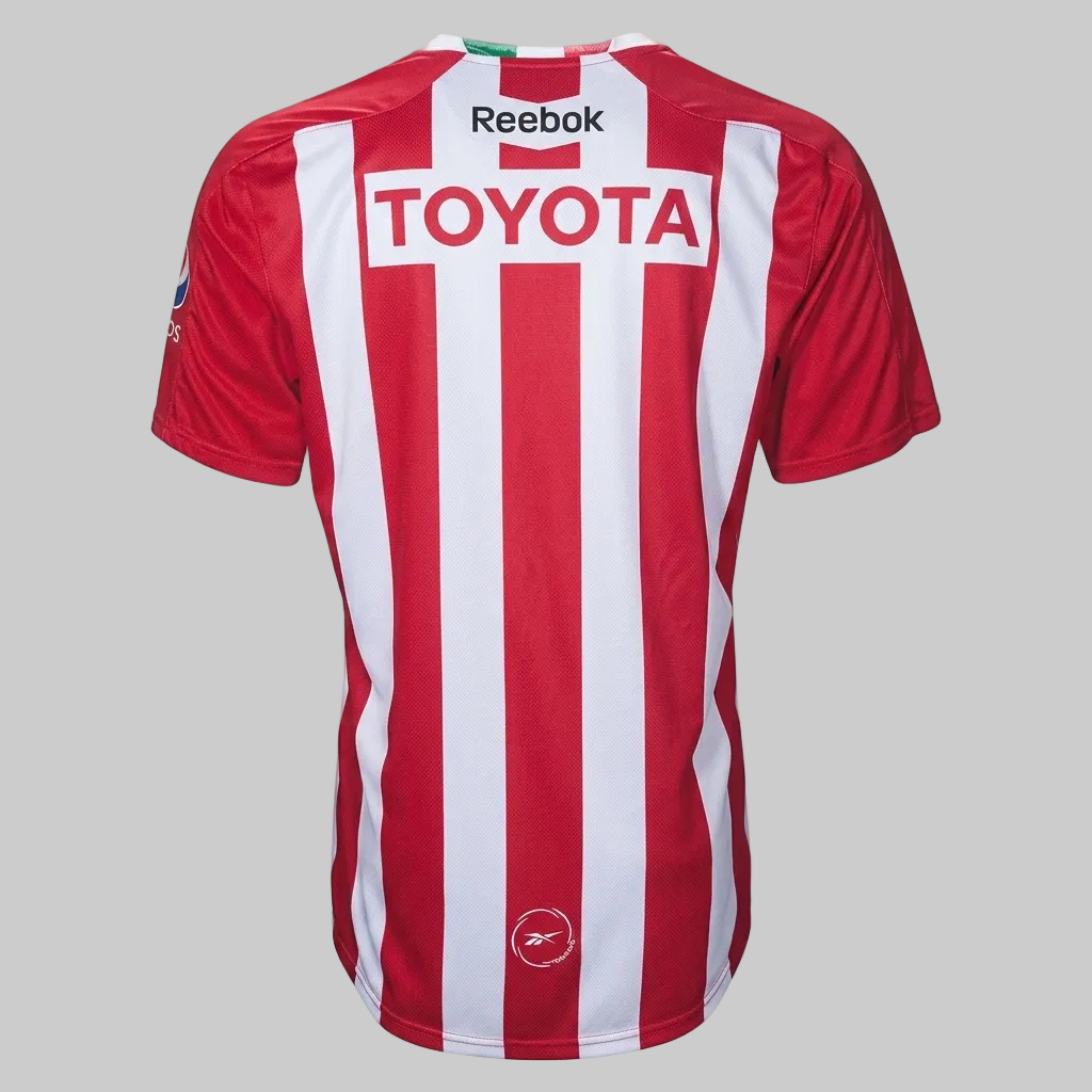 Vista posterior del jersey de local Chivas 2010/11, destacando el corte ergonómico y la calidad del tejido técnico Reebok.